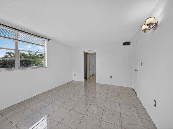 7300 NW 17th St 203, Plantation FL 33313