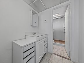 7300 NW 17th St 203, Plantation FL 33313