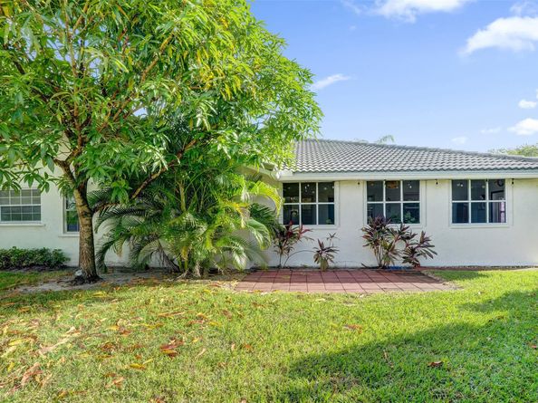 5372 Pine Circle, Coral Springs FL 33067