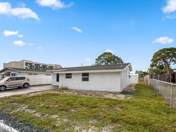 6331 SW 41st Place, Davie FL 33314