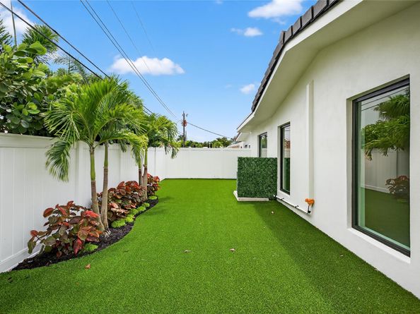 2109 NE 64th St, Fort Lauderdale FL 33308