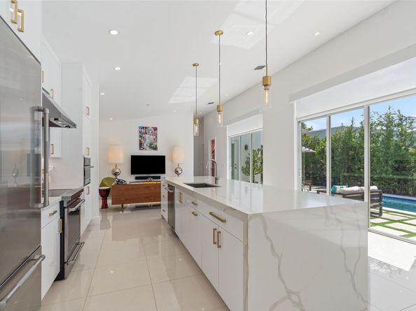 619 NE 21st Ct, Wilton Manors FL 33305