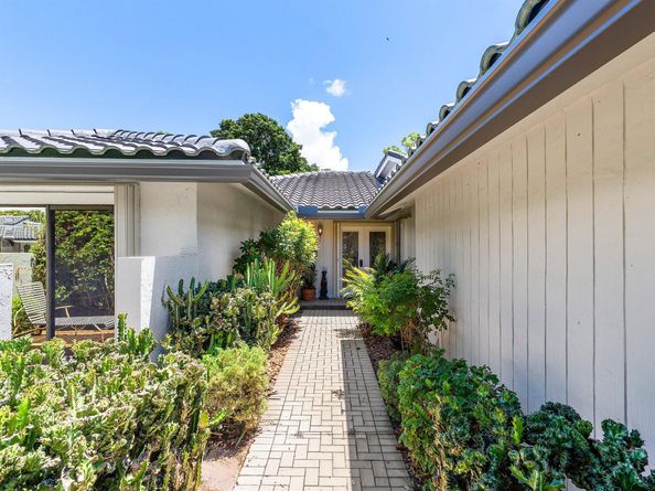 3 Glens Drive E, Boynton Beach FL 33436