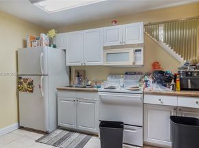 898 NE 39th Street, Oakland Park FL 33334