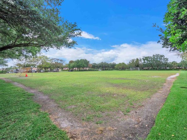 941 Bluewood Ter, Weston FL 33327