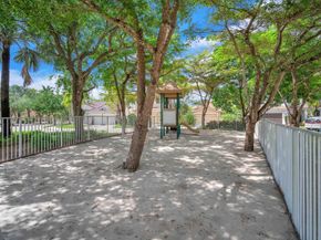 941 Bluewood Ter, Weston FL 33327