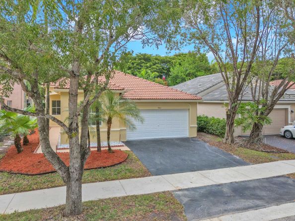 941 Bluewood Ter, Weston FL 33327