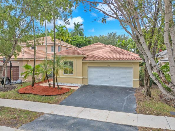 941 Bluewood Ter, Weston FL 33327