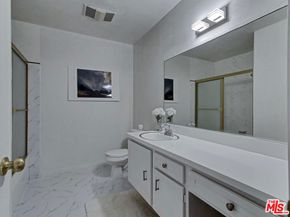 911 N Kings Road 310, West Hollywood CA 90069
