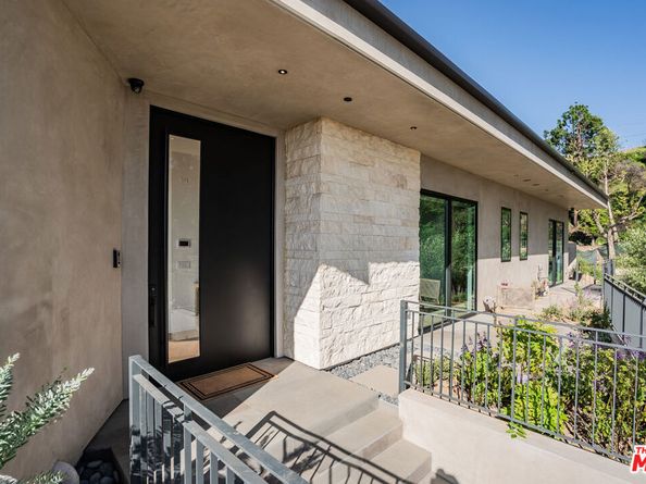 1205 Las Lomas Place, Pacific Palisades CA 90272