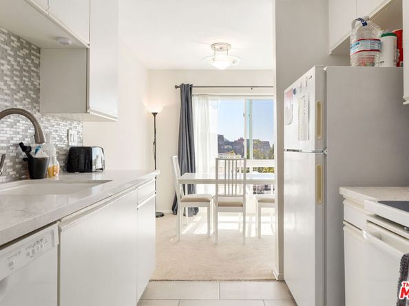 970 Palm Avenue 215, West Hollywood CA 90069