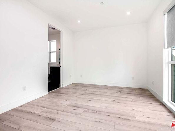 15330 Weddington Street, Sherman Oaks CA 91411