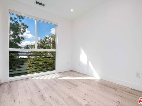 15330 Weddington Street, Sherman Oaks CA 91411