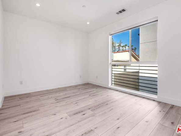 15330 Weddington Street, Sherman Oaks CA 91411