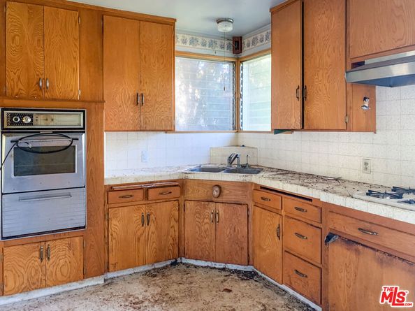 320 S Glenwood Place, Burbank CA 91506