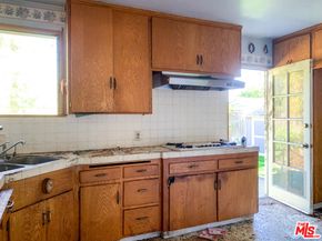 320 S Glenwood Place, Burbank CA 91506