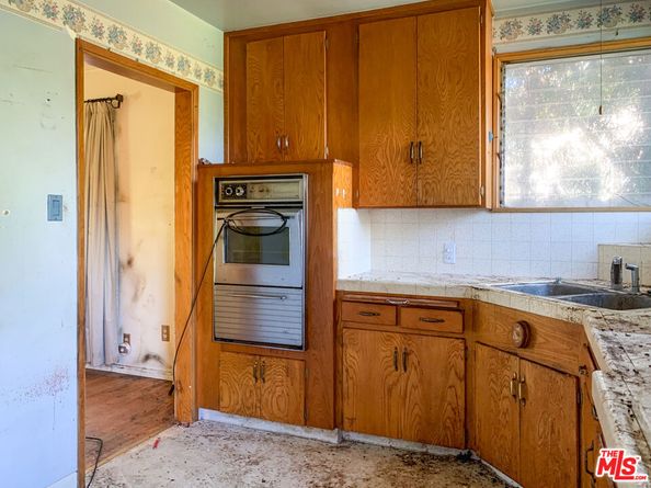 320 S Glenwood Place, Burbank CA 91506