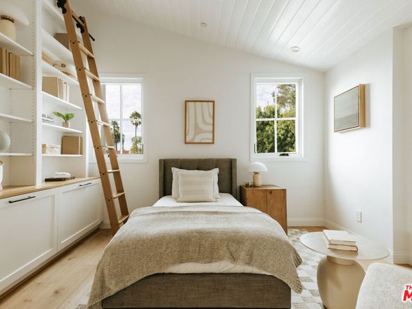 1726 Pier Avenue, Santa Monica CA 90405