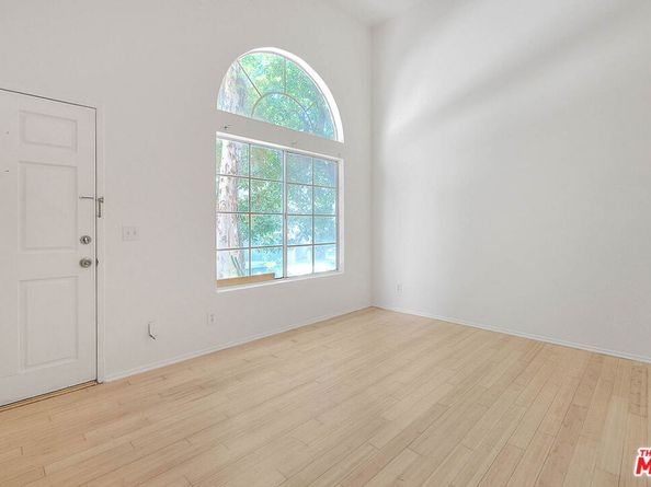 8741 Darby Avenue 16, Northridge CA 91325