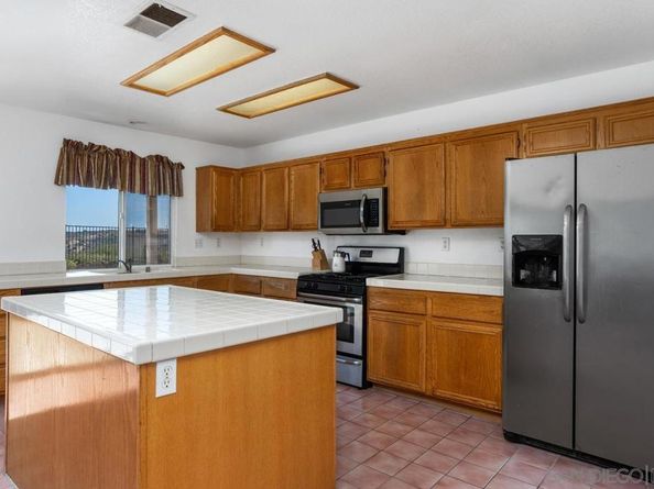 408 Shadow Tree Dr, Oceanside CA 92058