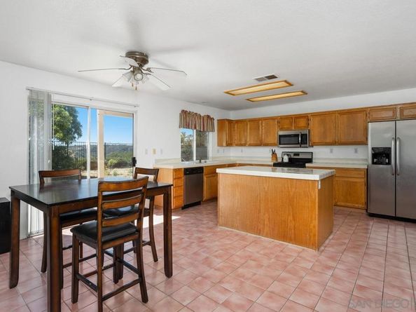 408 Shadow Tree Dr, Oceanside CA 92058