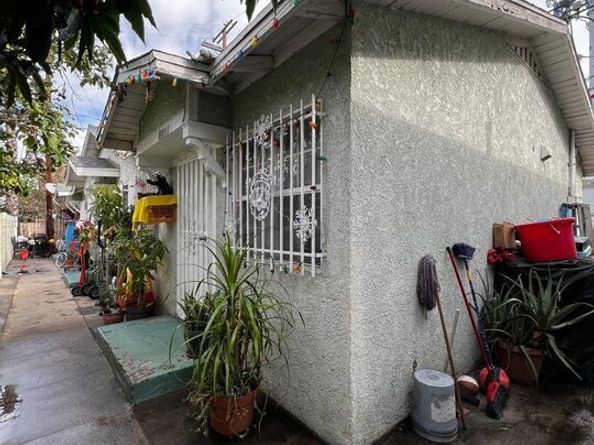 315 W 47th Street, Los Angeles CA 90037