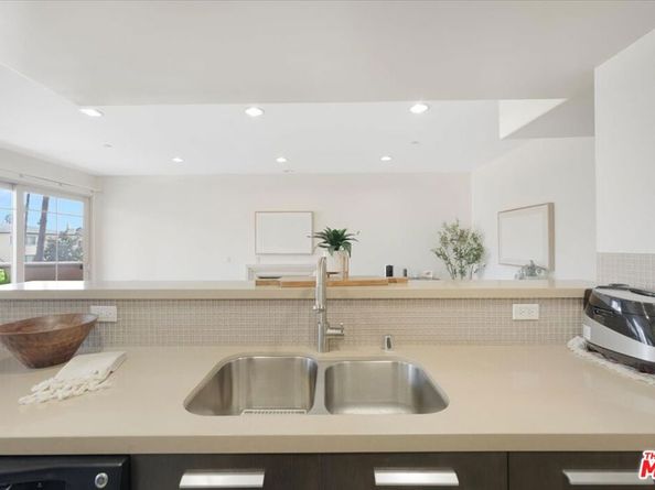 147 N Berendo Street 202, Los Angeles CA 90004