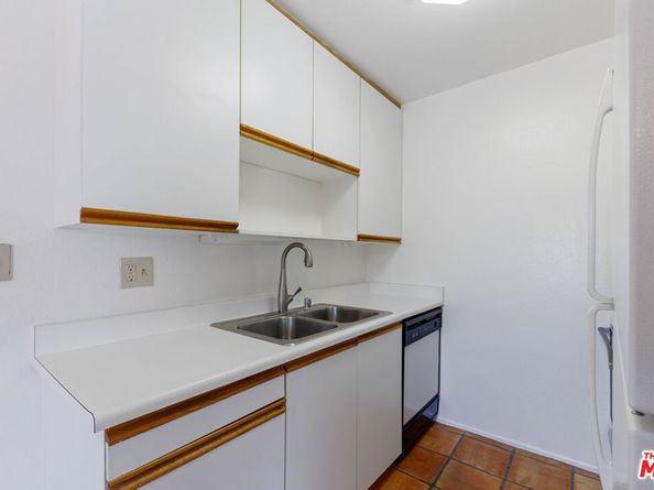 970 Palm Avenue 301, West Hollywood CA 90069