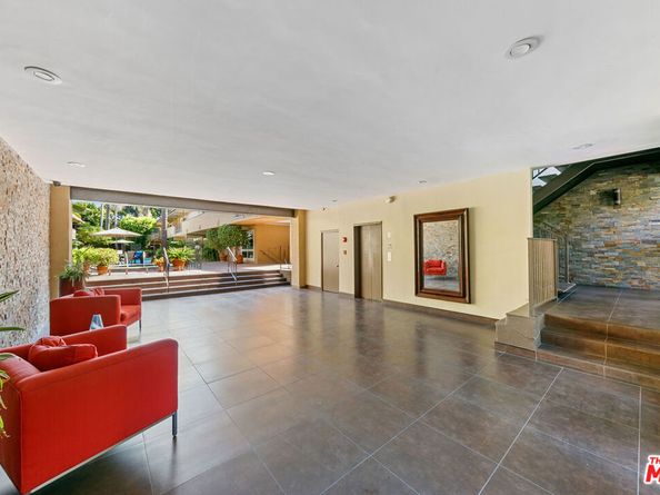 970 Palm Avenue 301, West Hollywood CA 90069