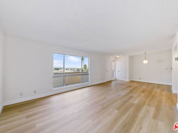 970 Palm Avenue 301, West Hollywood CA 90069