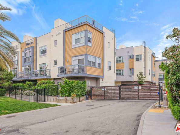 2753 Waverly Drive 1003, Los Angeles CA 90039