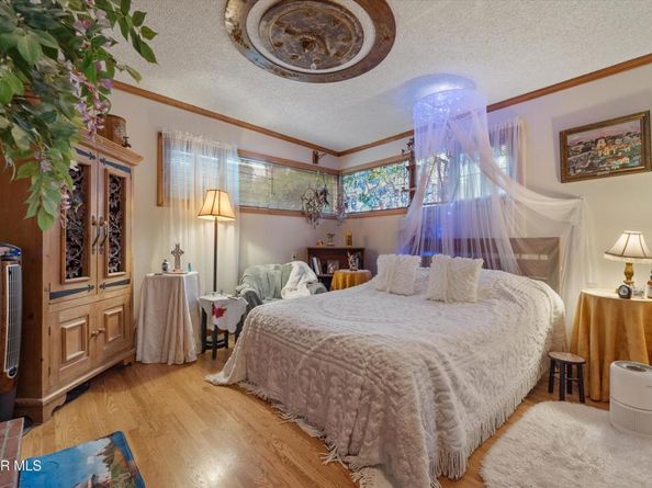 1705 La Loma Road, Pasadena CA 91105