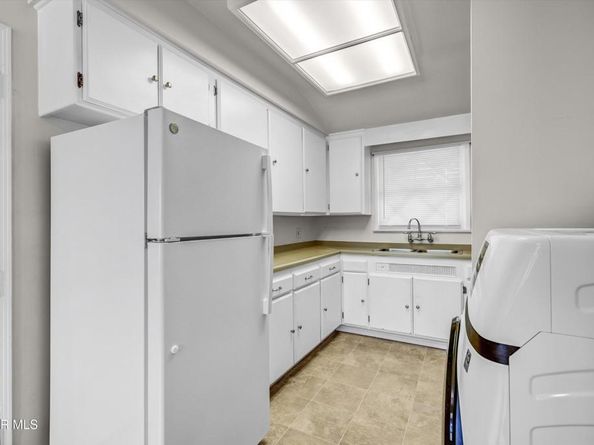 17400 Cantlay Street, Lake Balboa CA 91406