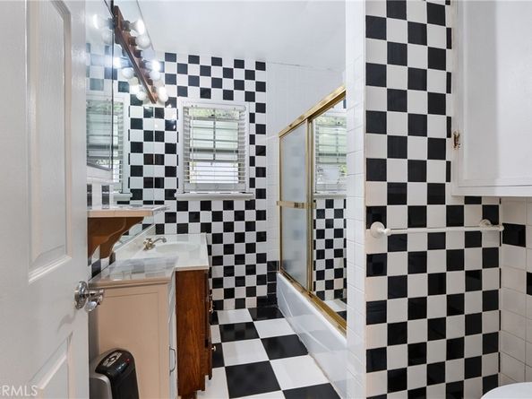 19122 Vanowen St, Reseda CA 91335