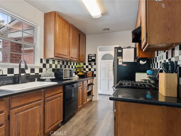 19122 Vanowen St, Reseda CA 91335