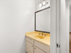 647 Wilcox Avenue 2G, Los Angeles CA 90004