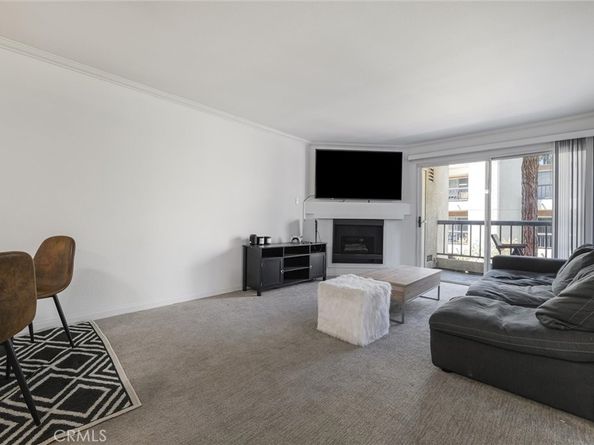 21450 Burbank Boulevard 203, Woodland Hills CA 91367