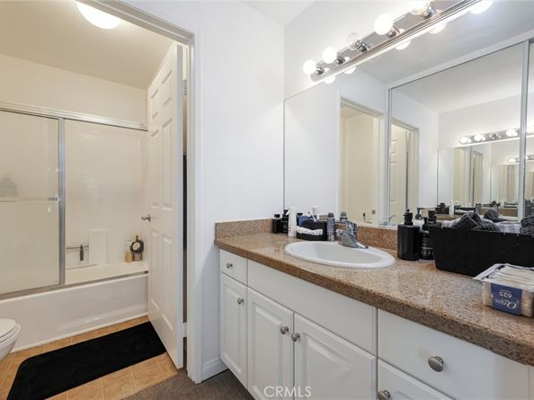 21450 Burbank Boulevard 203, Woodland Hills CA 91367