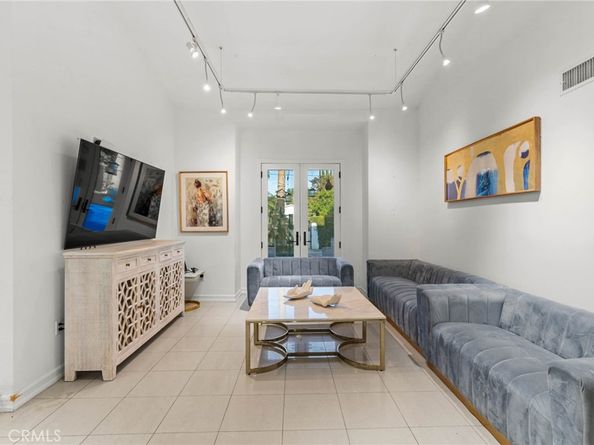 5907 Oakdale Avenue, Woodland Hills CA 91367