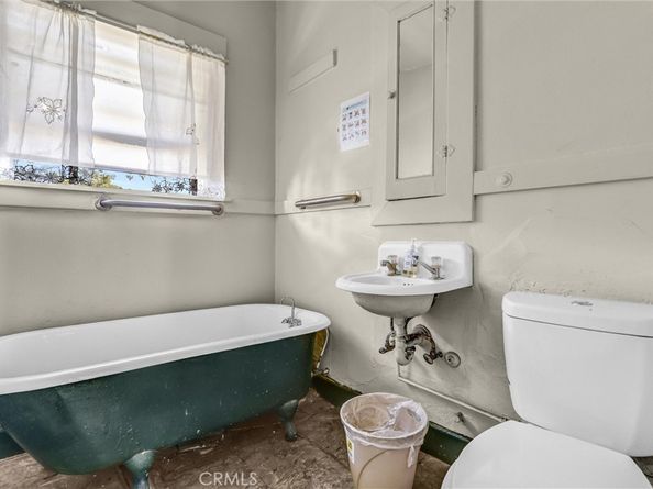 1470 W Adams Boulevard, Los Angeles CA 90007