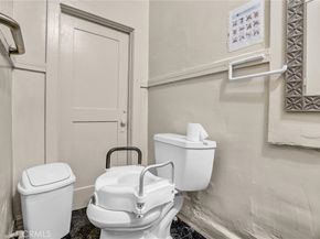 1470 W Adams Boulevard, Los Angeles CA 90007