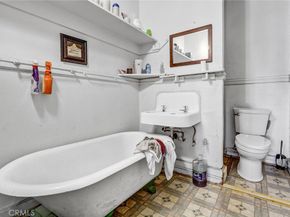 1470 W Adams Boulevard, Los Angeles CA 90007