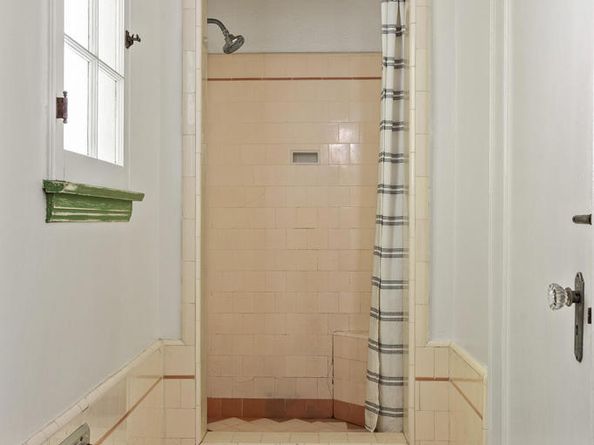 2011 N Beachwood Drive, Los Angeles CA 90068