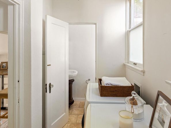 2011 N Beachwood Drive, Los Angeles CA 90068