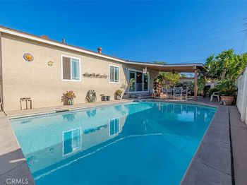 605 N La Reina