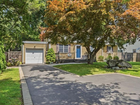 10 Valleywood Drive, Huntington Station NY 11746