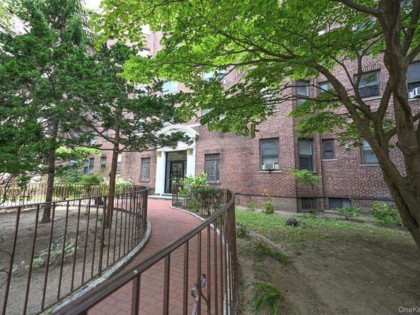 61-41 Saunders Street B25, Rego Park NY 11374