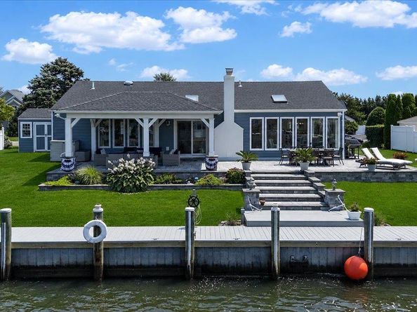 31 Shore Drive W, Copiague NY 11726