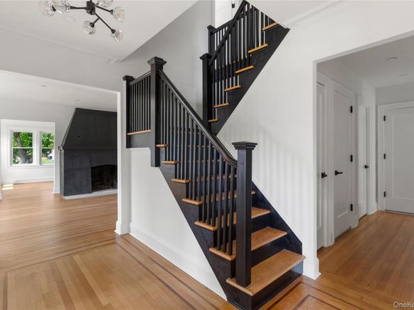 220 Pomander Road, Mineola NY 11501