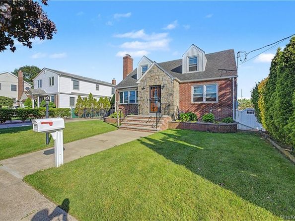 465 Washington Place, Mineola NY 11501